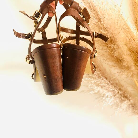 BCBG Brown Leather Gold Metal Studded T- Strap Strappy Sandals Chunky Heel 9 - Picture 6 of 13